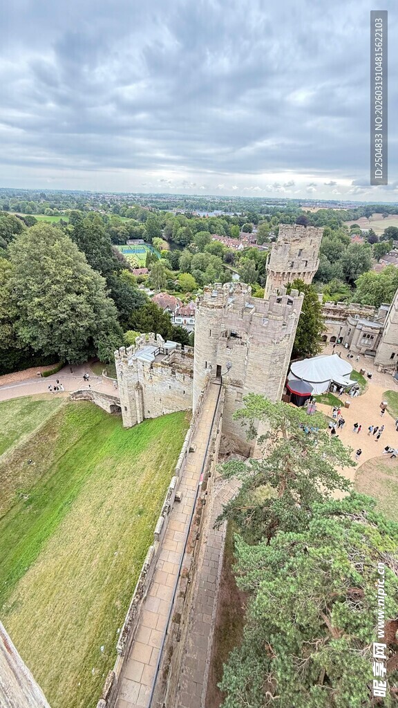 古老城堡遗址俯瞰景观