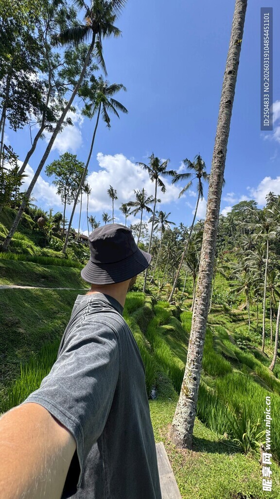 徒步者于山林间的自拍