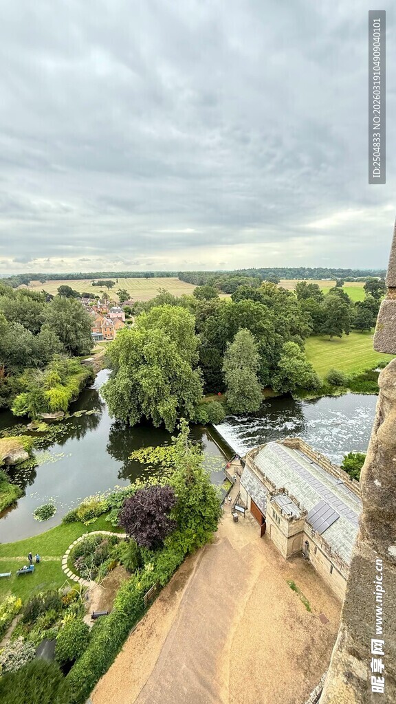 俯瞰河畔葱郁美景