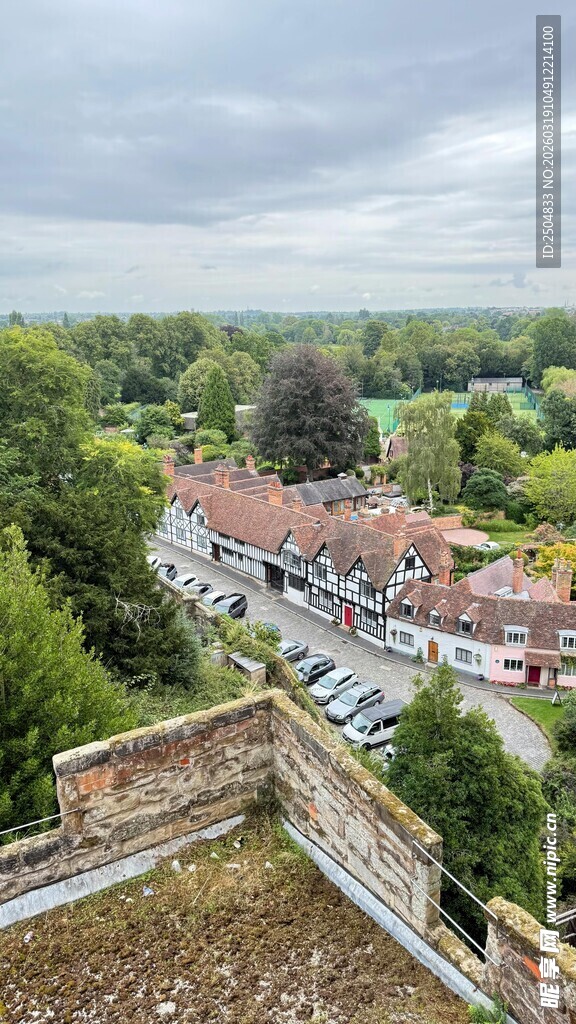 俯瞰城镇绿树环绕景致