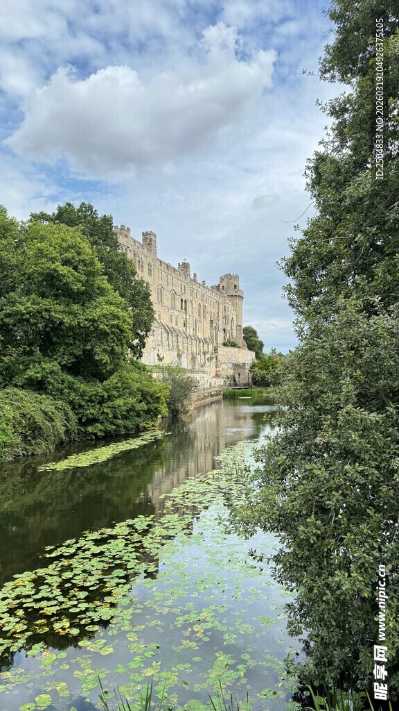 河畔古堡 绿意环绕的美景