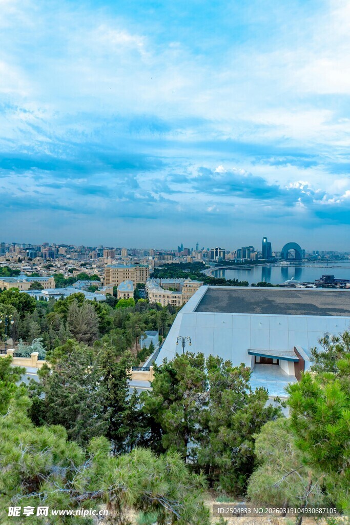 俯瞰绿树环绕的城市景观