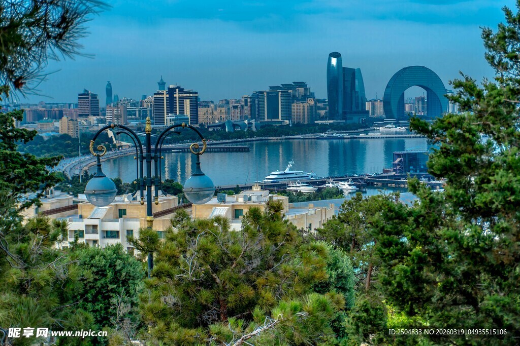 城市河畔风光全景