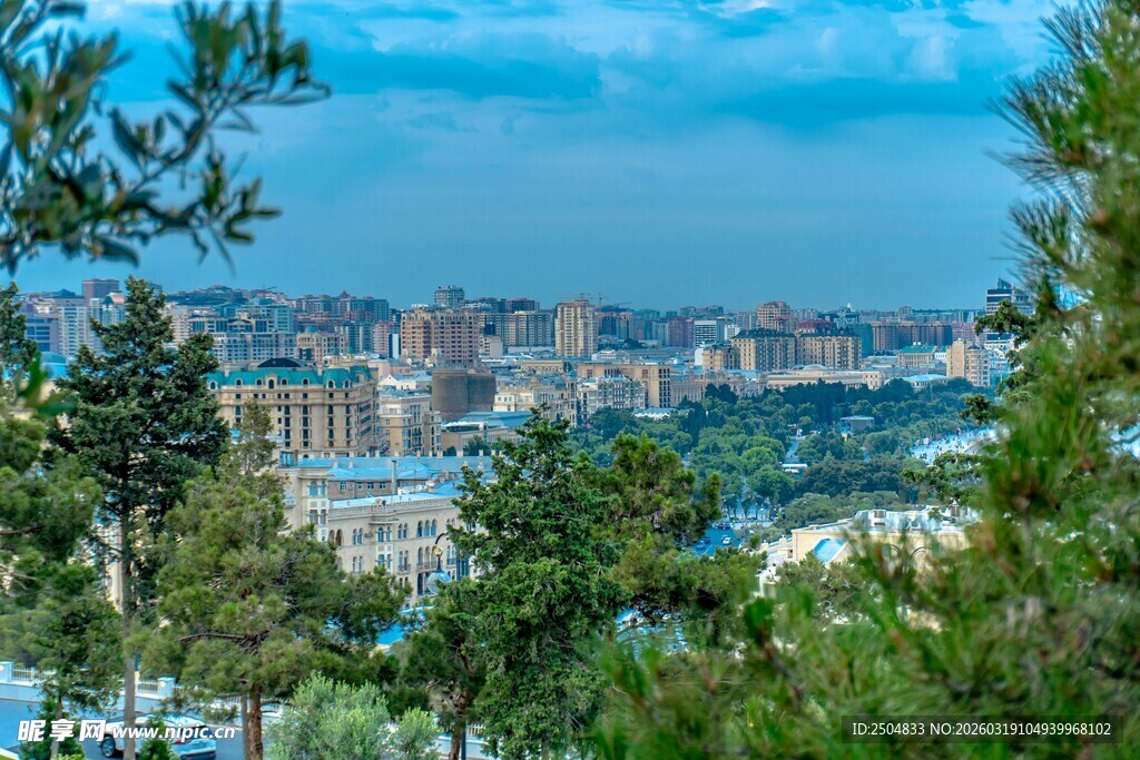 俯瞰城市风光 绿树环绕