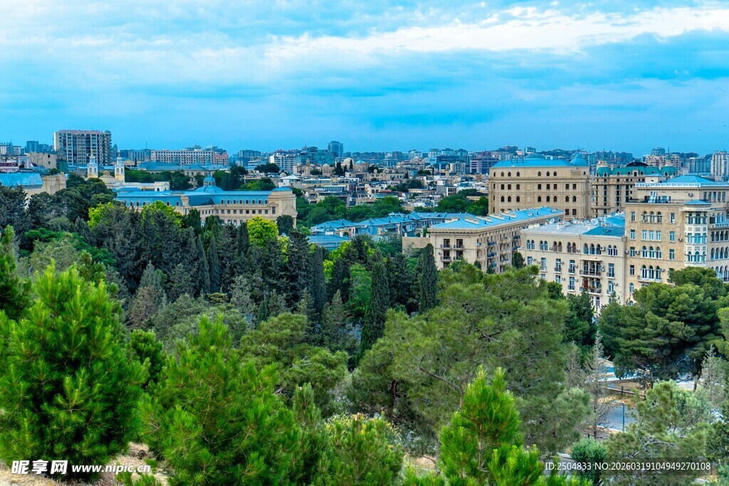 城市绿树环绕的美丽景致