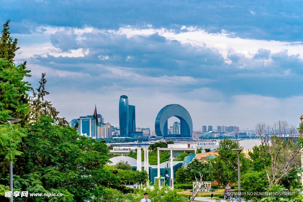 城市河畔风光与现代建筑