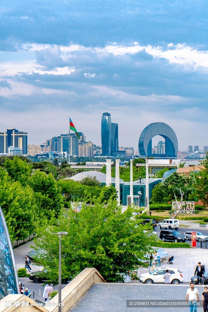 城市天际线与繁茂绿植景观