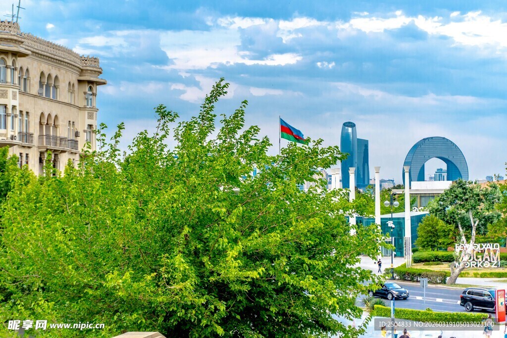 城市绿植景观与现代建筑