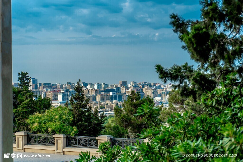 城市远景与绿树景观