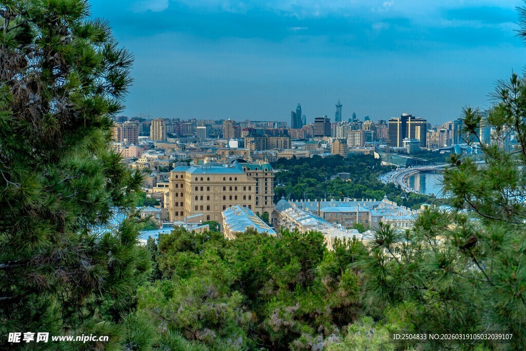 城市远景与葱郁林木景观
