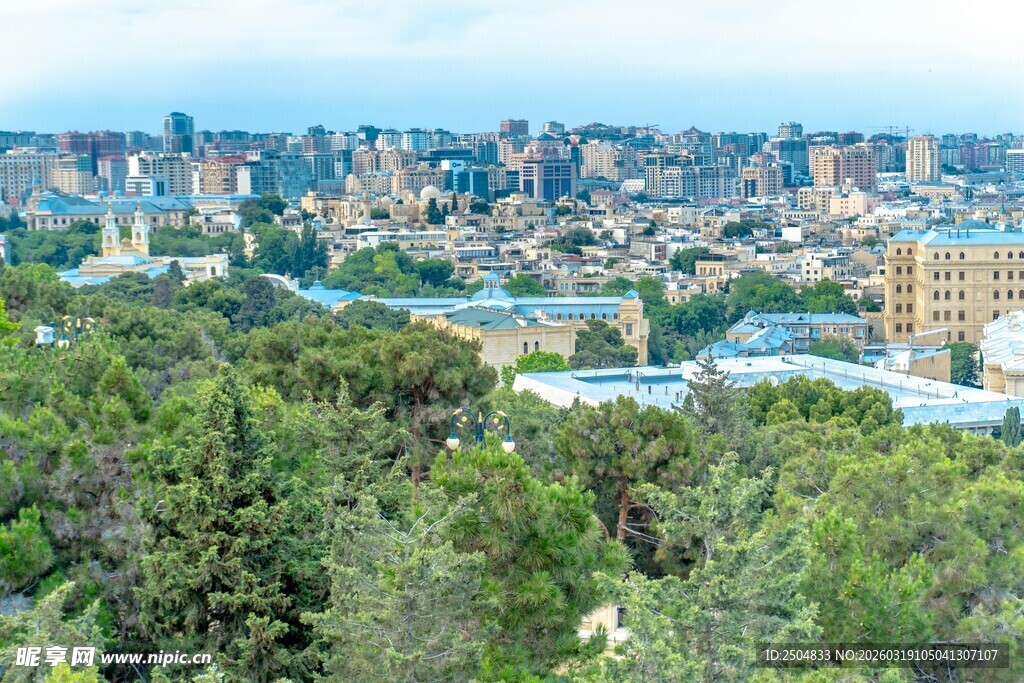 俯瞰城市与葱郁山林景观