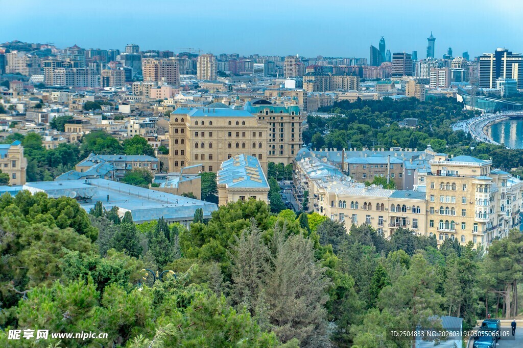 城市景观俯瞰绿树环绕建筑