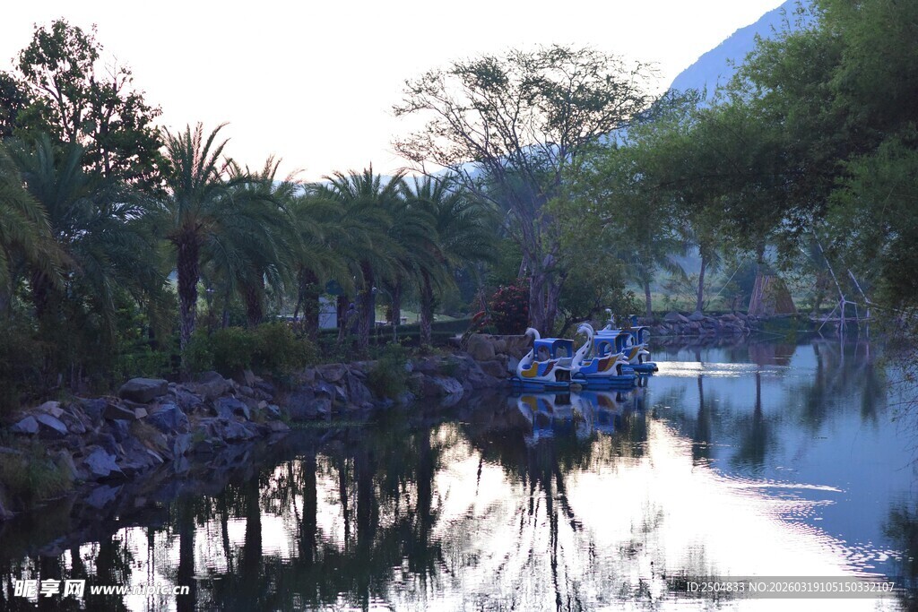 宁静河畔的自然美景