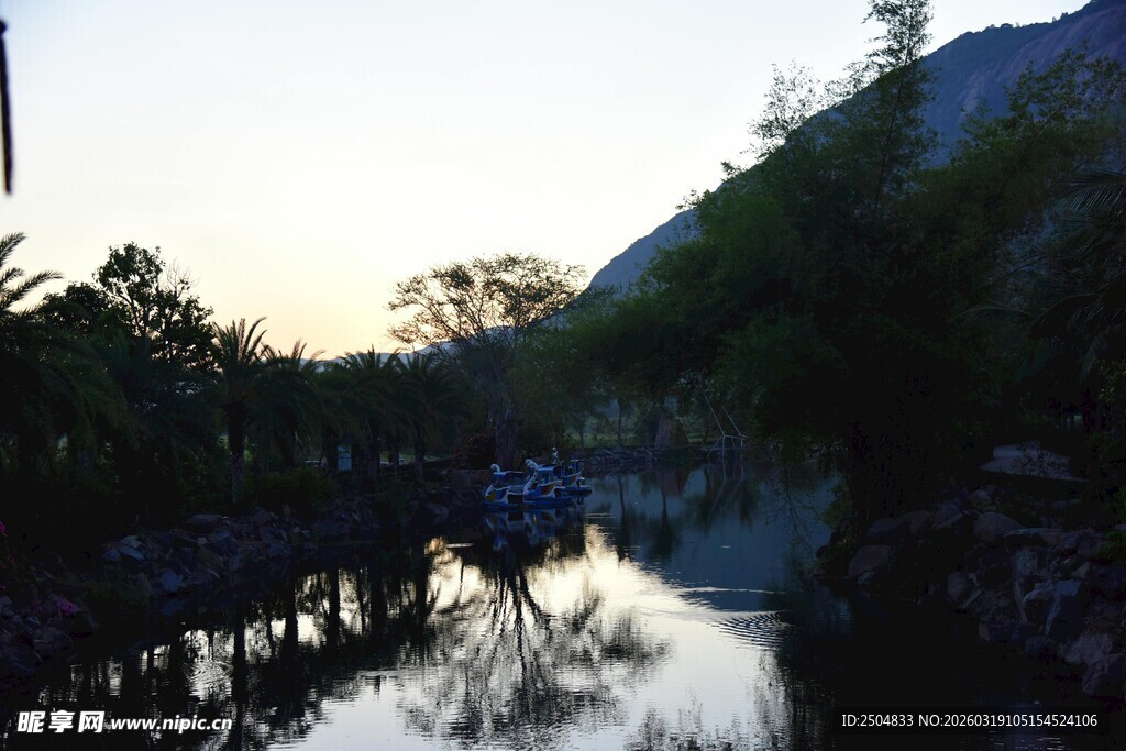 黄昏下宁静的山水倒影