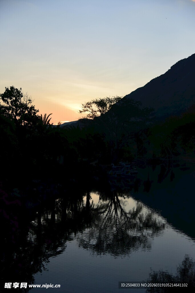 黄昏山水倒影美景