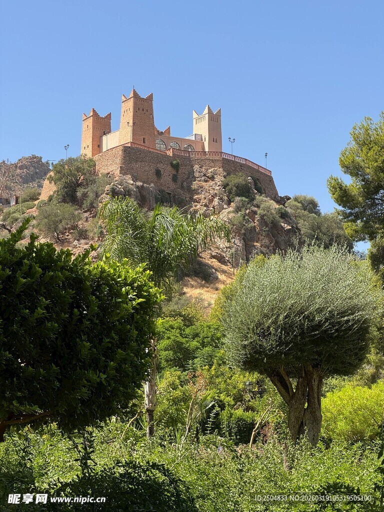 山丘上的古老城堡景观