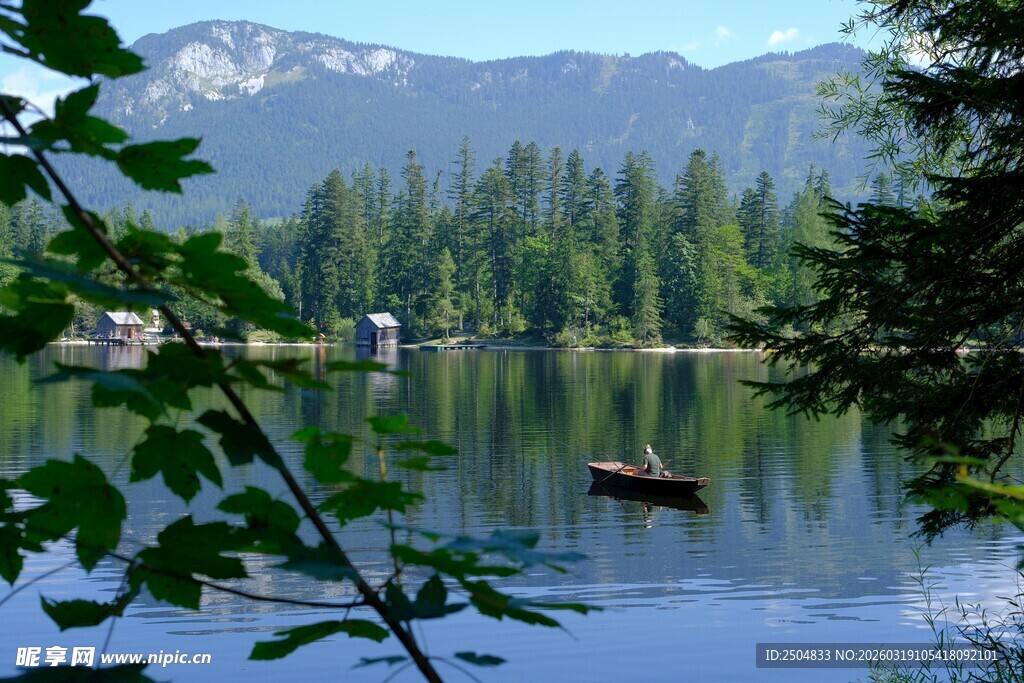 宁静湖景中的小船与山林