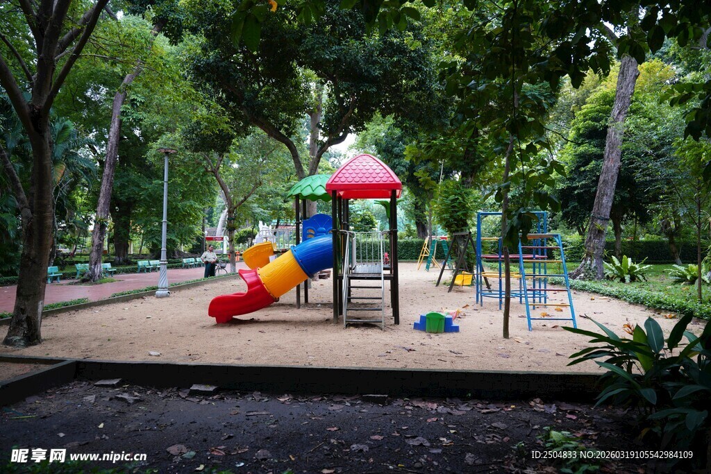 公园中的多彩儿童 乐设施