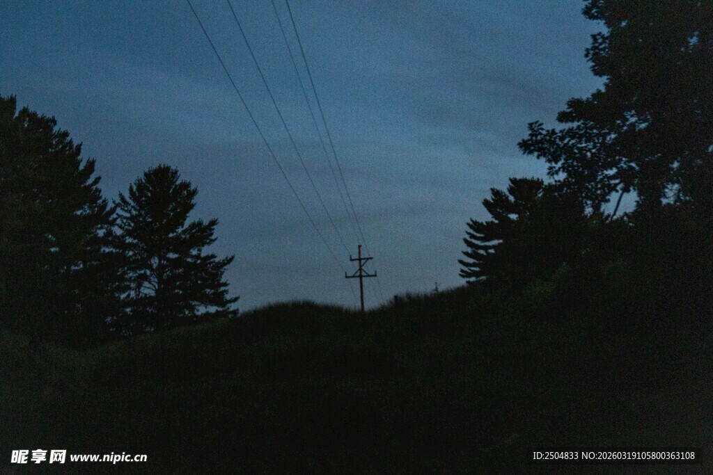 夜幕下的山林与输电塔