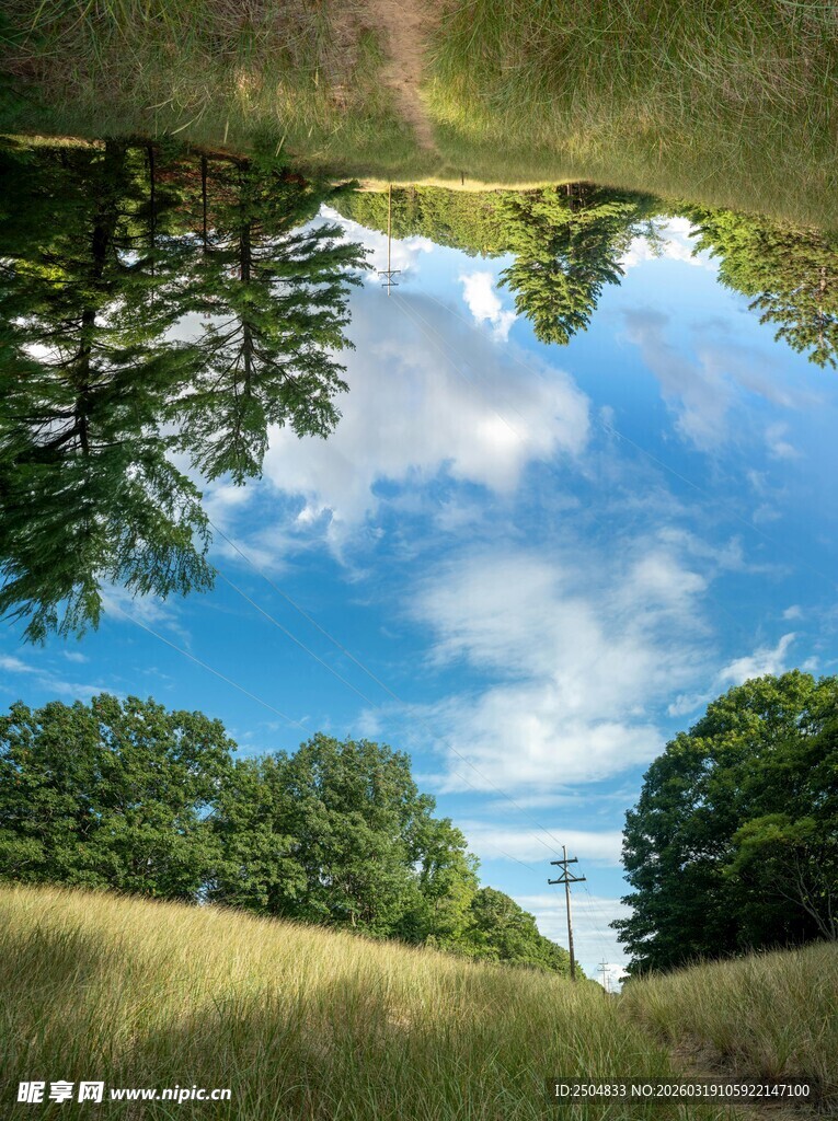 湖畔草地蓝天倒影美景