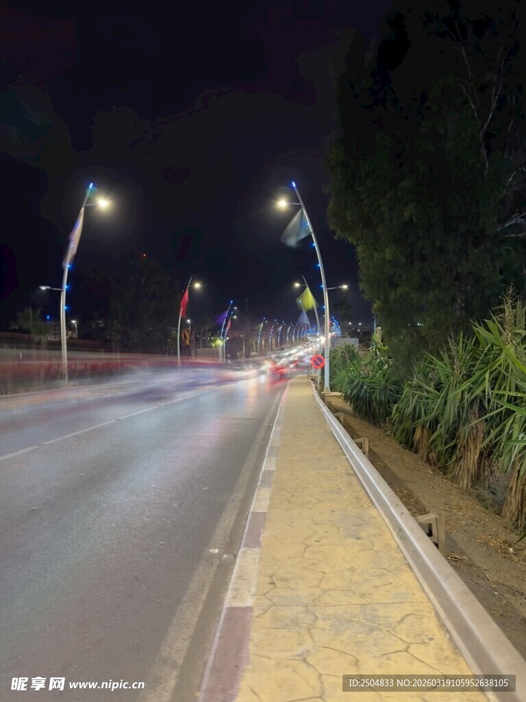 夜晚公路旁的静谧人行道