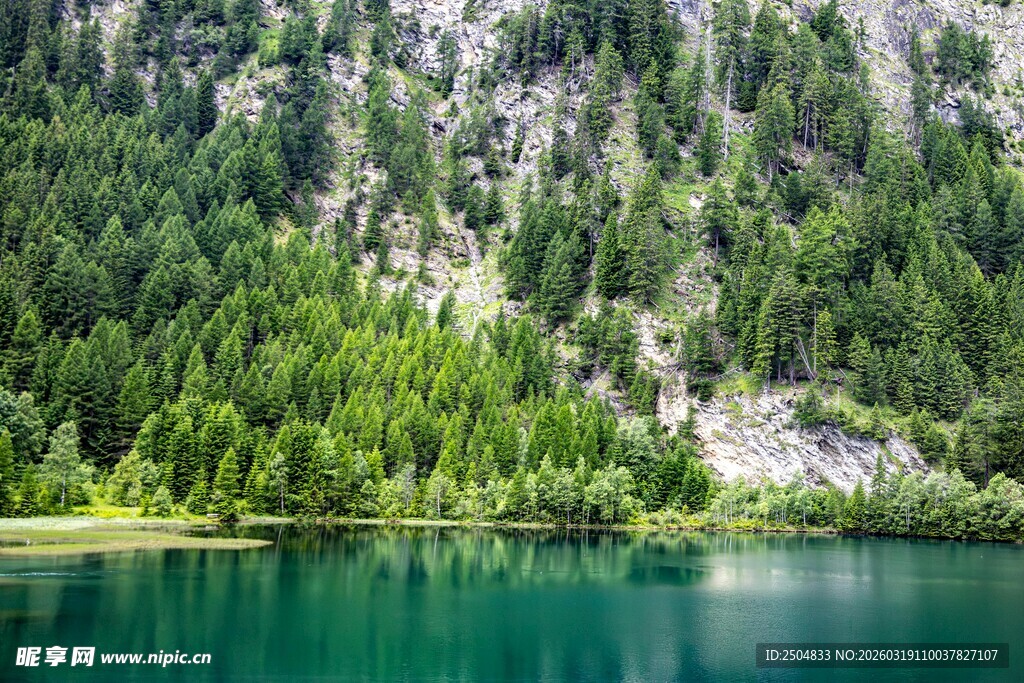 青山环抱的碧绿水景
