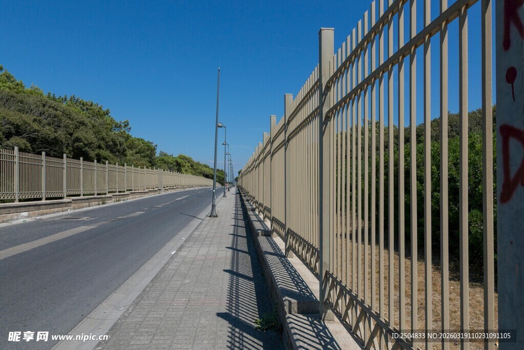 公路旁的金属护栏景观