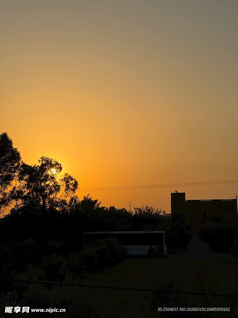 日落时分的自然与建筑景观