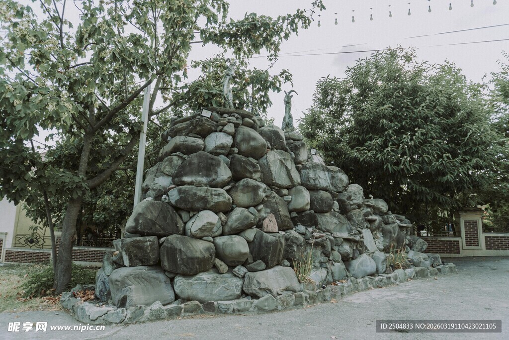 户外堆叠的自然景观石