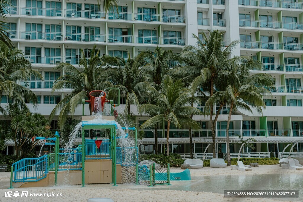 海滨公寓旁的儿童 乐区