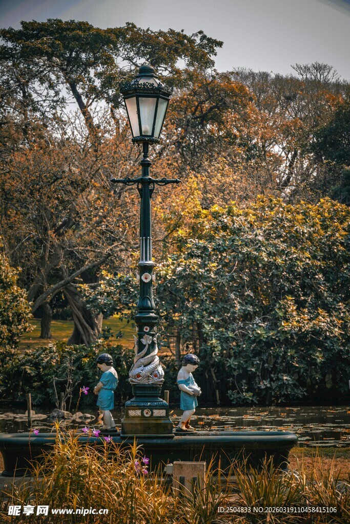 秋日公园中休憩的人们