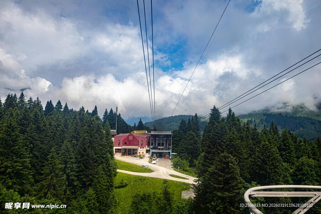 山间缆车旁的红顶建筑