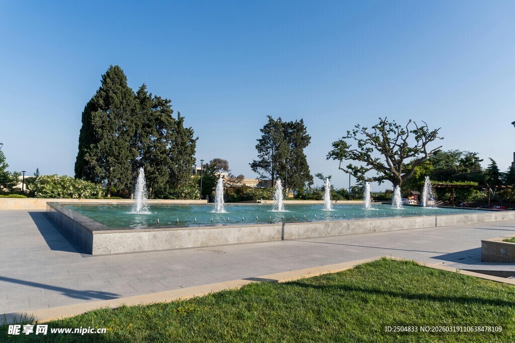 户外喷泉景观 绿树环绕