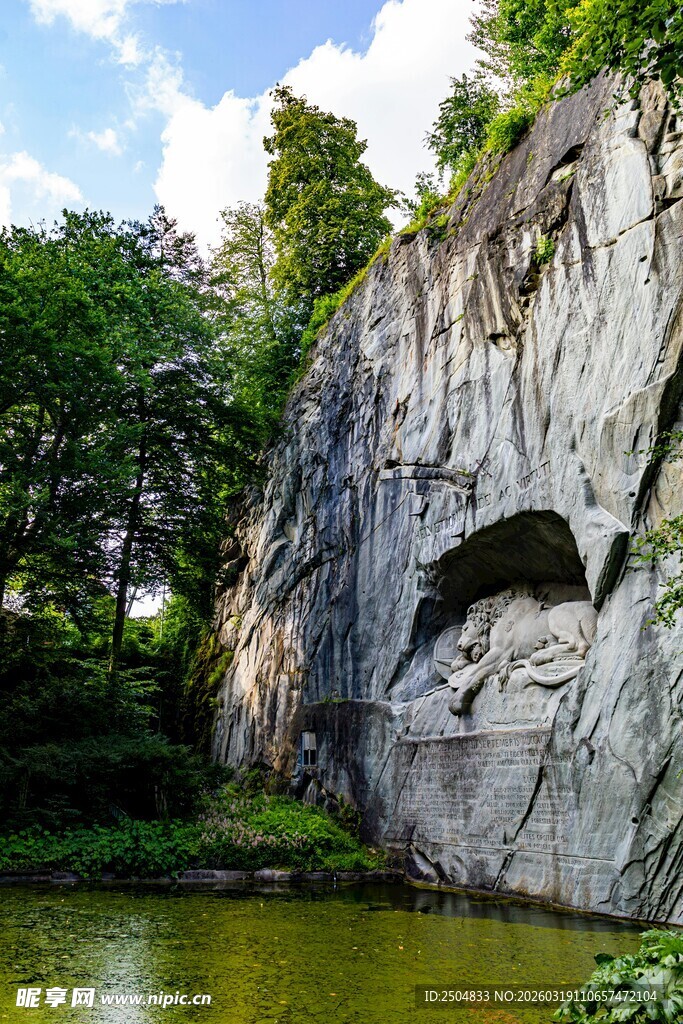 山间峭壁下的清幽水域