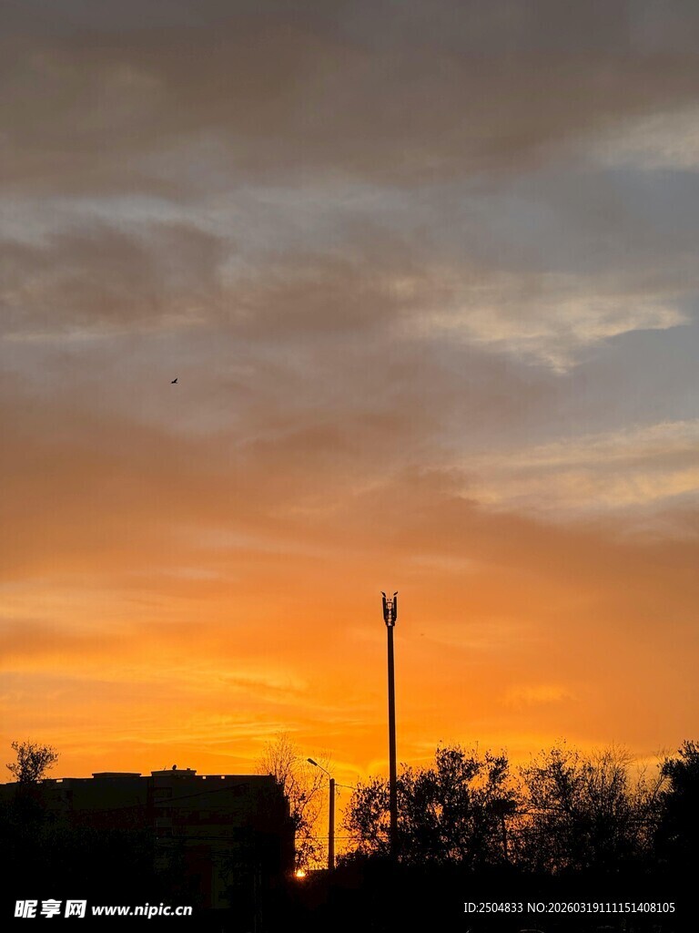 夕阳下的城市天际线