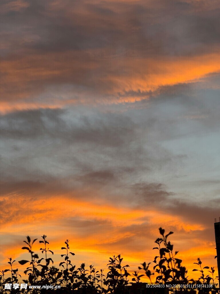日落时分的绚烂天空