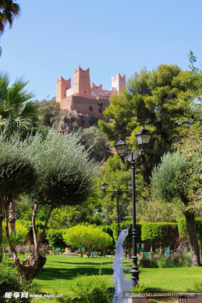 花园中的城堡远景