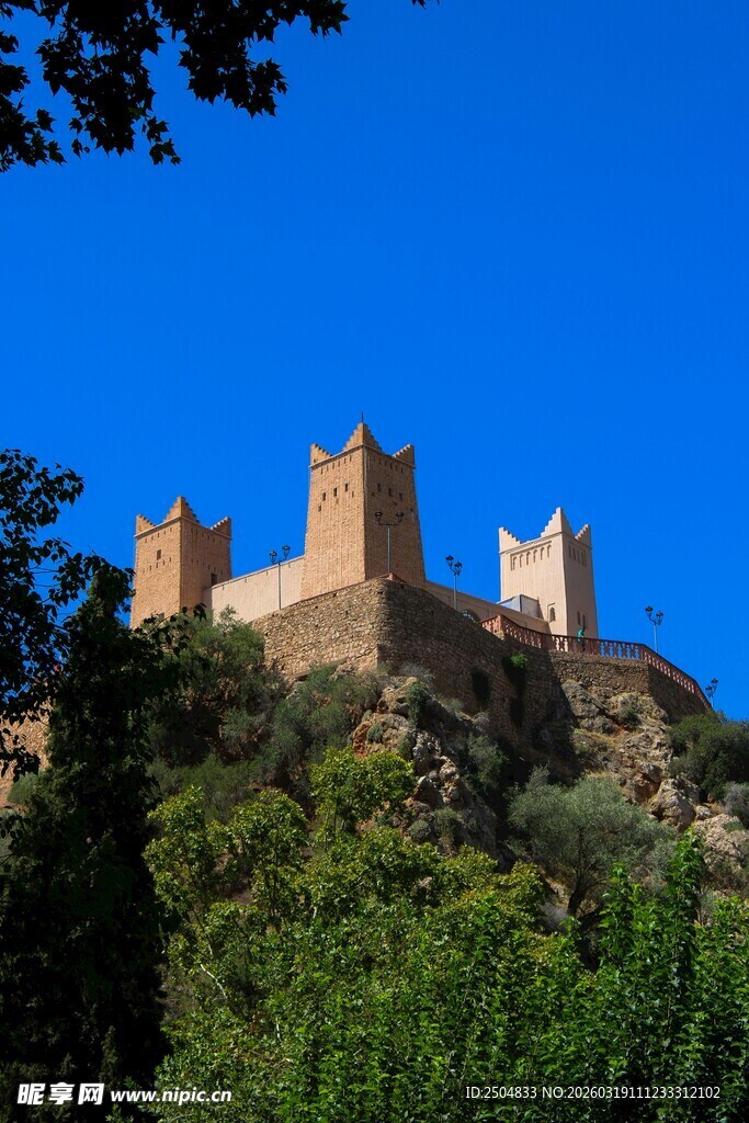 山丘上的古老城堡