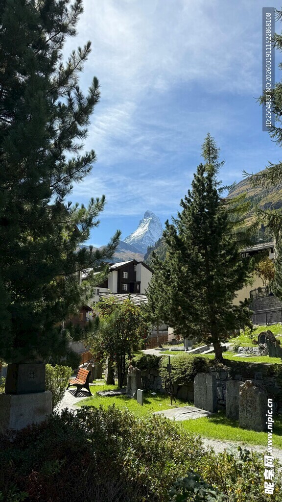 山间静谧的庭院景致