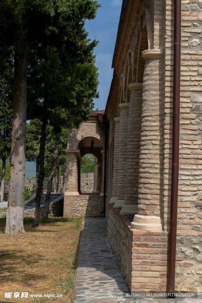 古老建筑旁的幽静小道