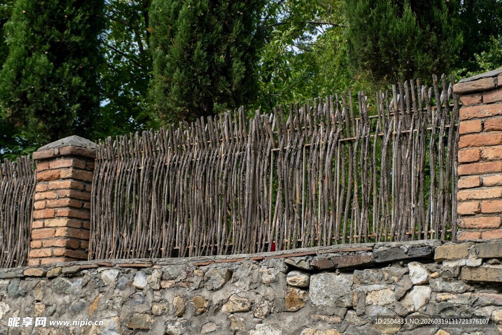 石墙木栅栏的户外景致