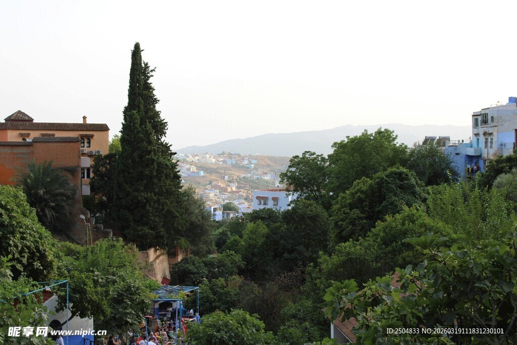 山间绿植环绕的建筑景观