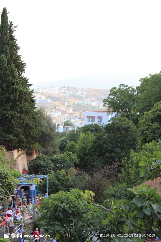 山间观景处的热闹景象