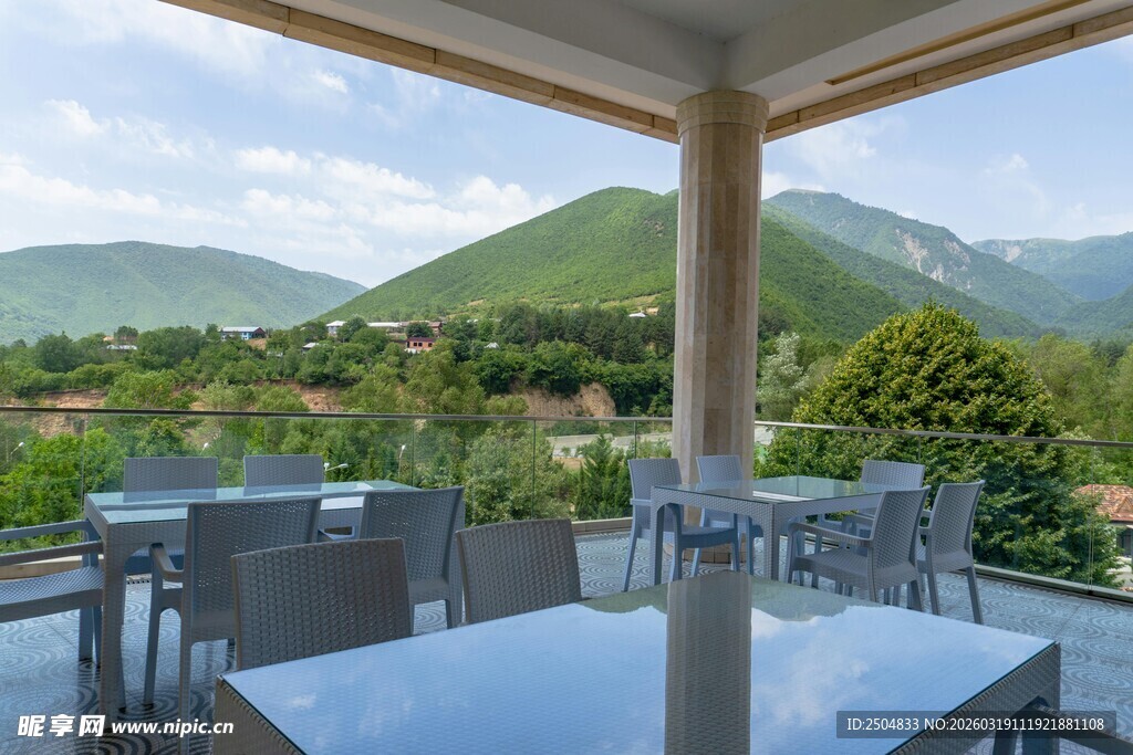 户外露台的休闲桌椅景观