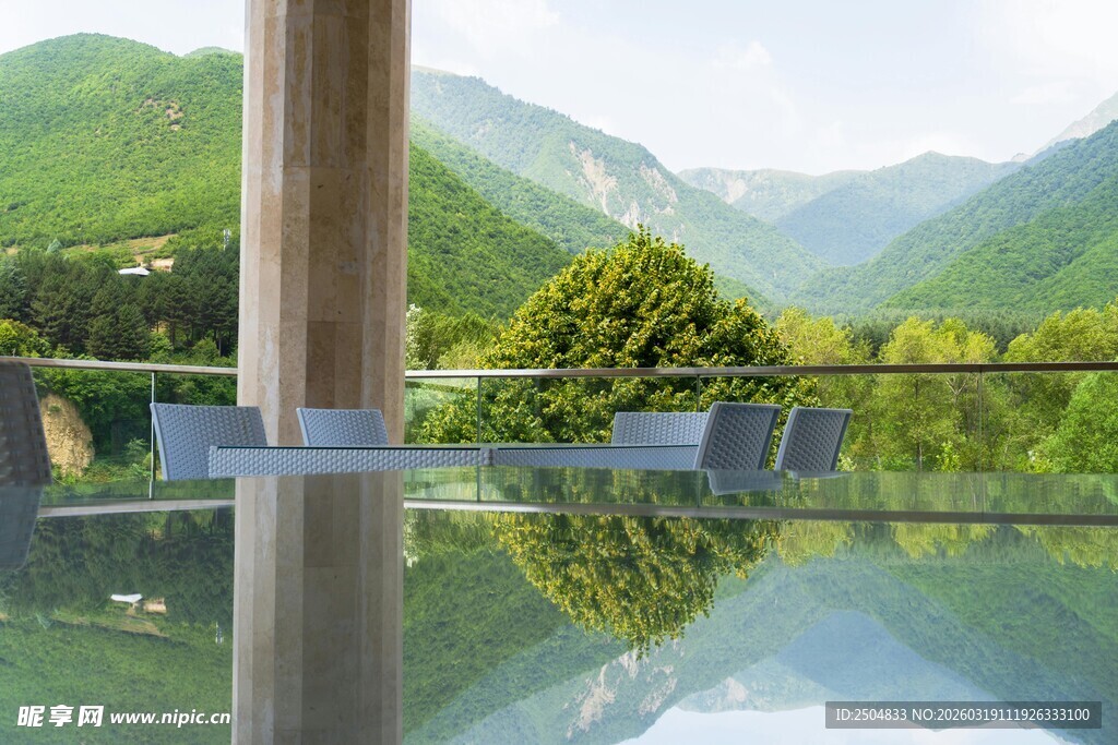 山间露台享自然美景