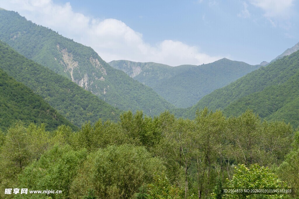 青山绿树间的秀丽山景