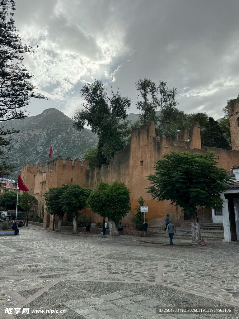 古老街道旁的历史建筑