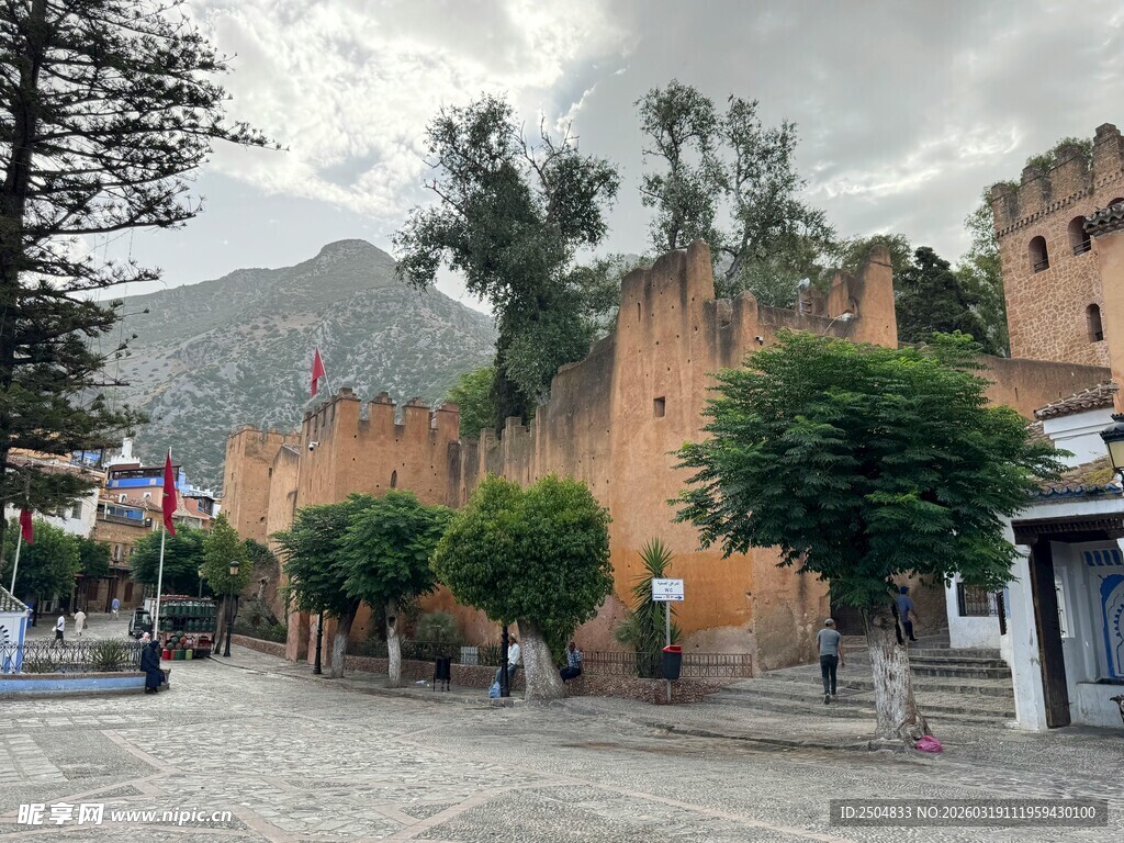 古老城墙下的街道风景