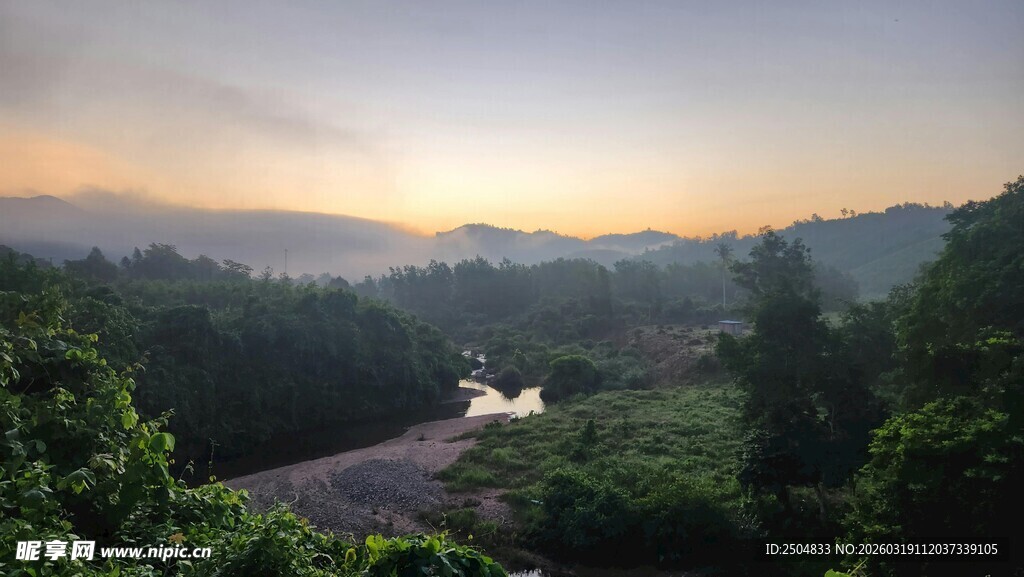 山林间的日出美景