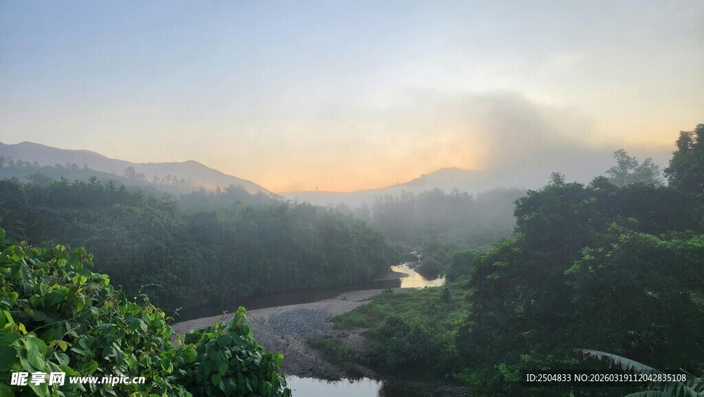 山间晨景 自然静谧之美